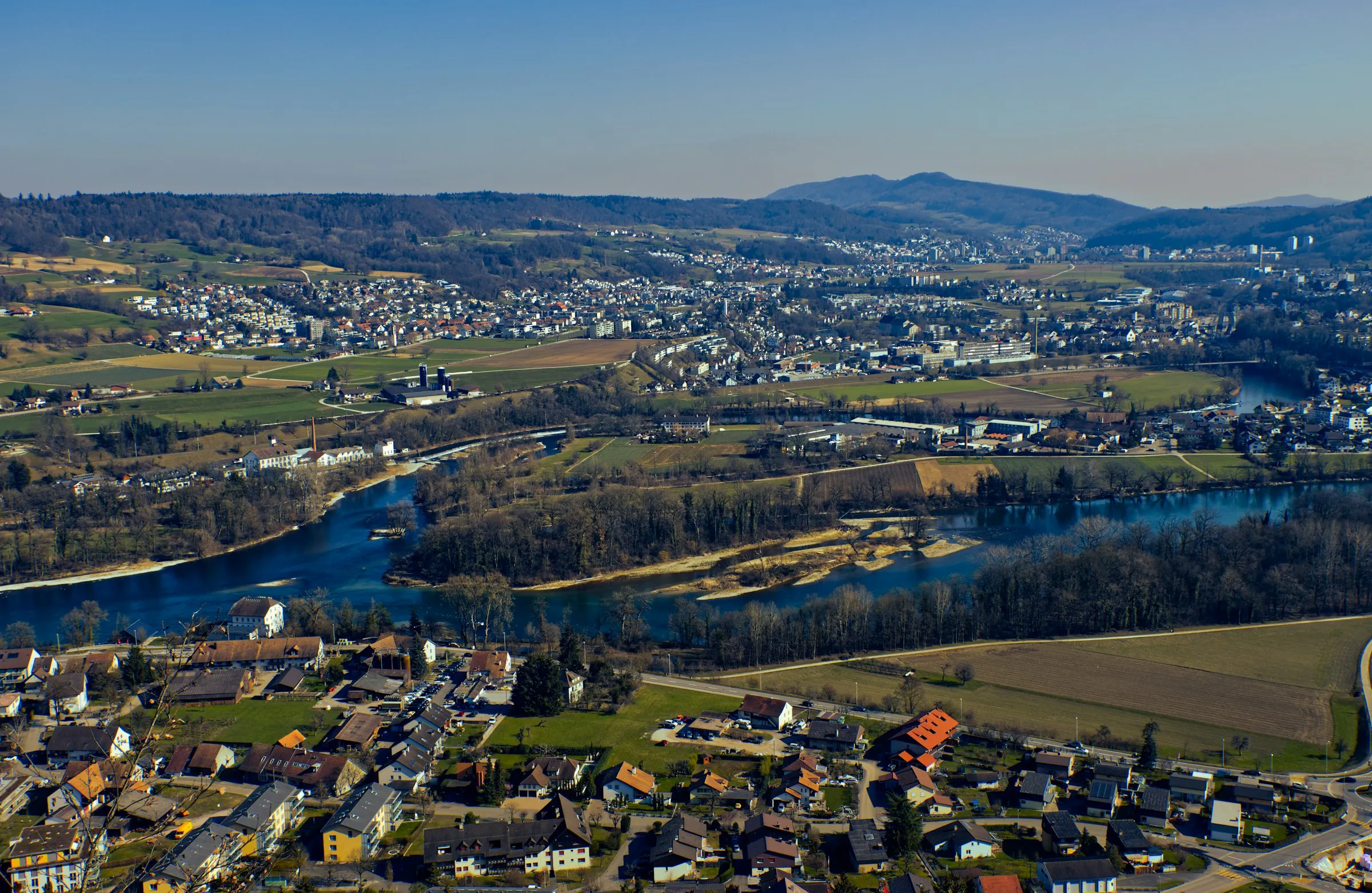Luftbild beim Wasserschloss bei Brugg: Aare und Reuss, Siedlungen, Verkehrsachsen, Felder und Waldränder im Mittelland