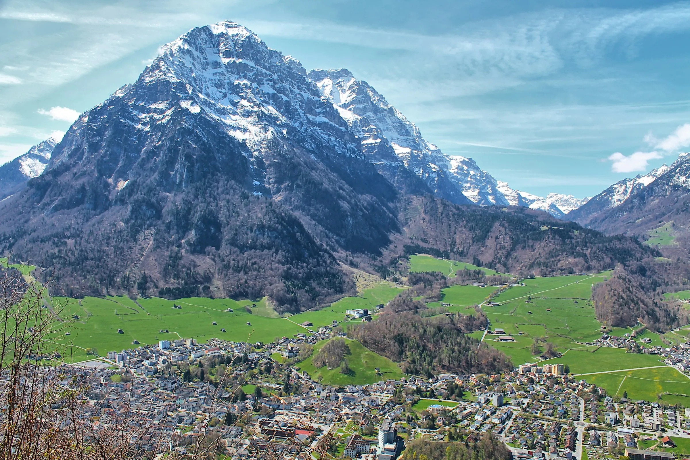 Glarus mit Gärten und Wiesen im Talboden, dahinter der Vorderglärnisch