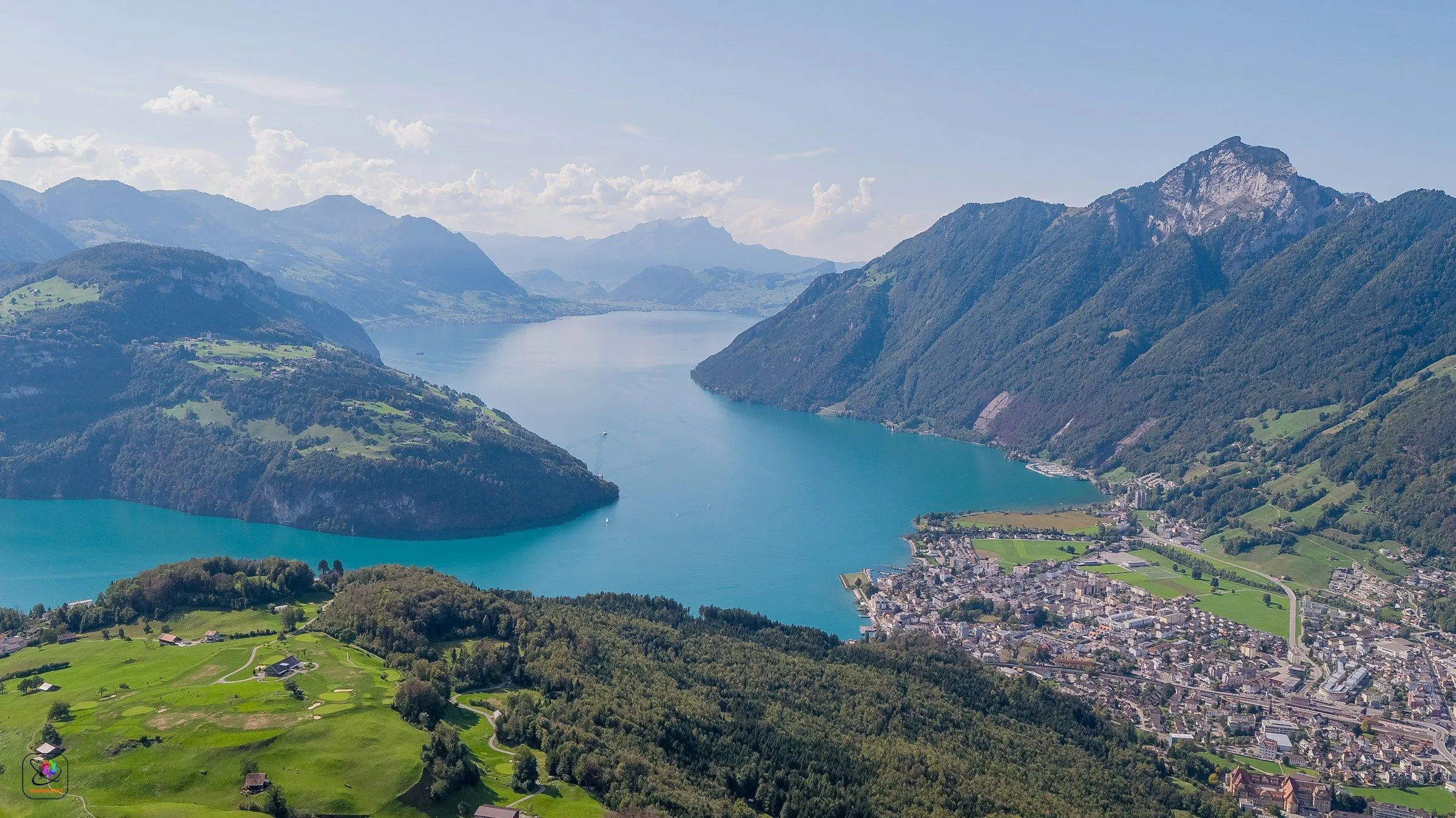Blick über Brunnen und den Urnersee mit Talboden, Siedlung und Voralpen