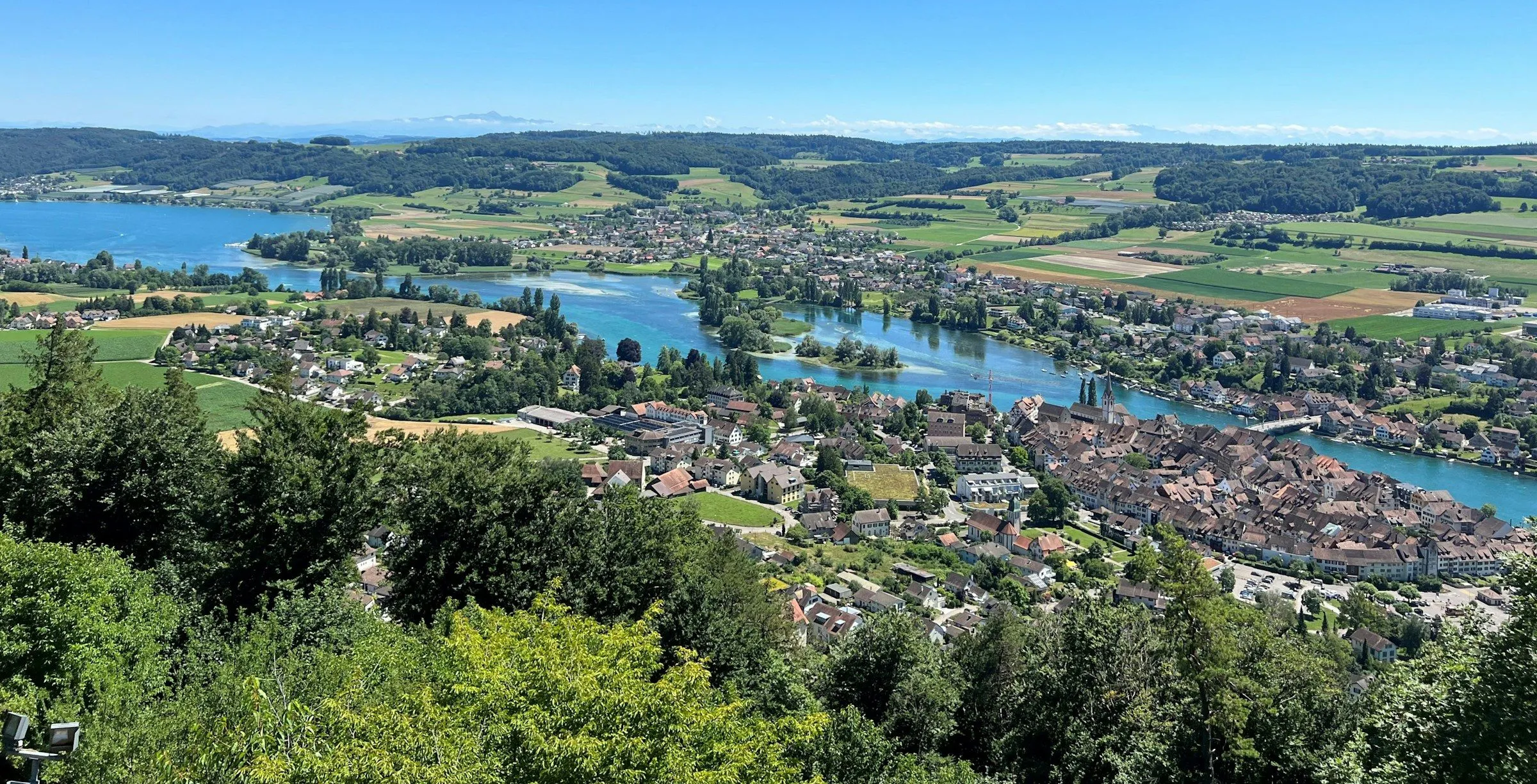 Blick über Stein am Rhein mit Rhein, Altstadt, Quartieren, Feldern und Waldrändern