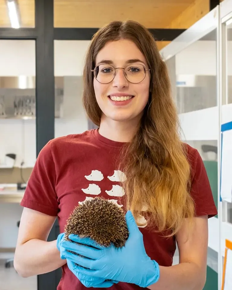 Porträt von Laura Sandmeier mit einem Igel in den Händen