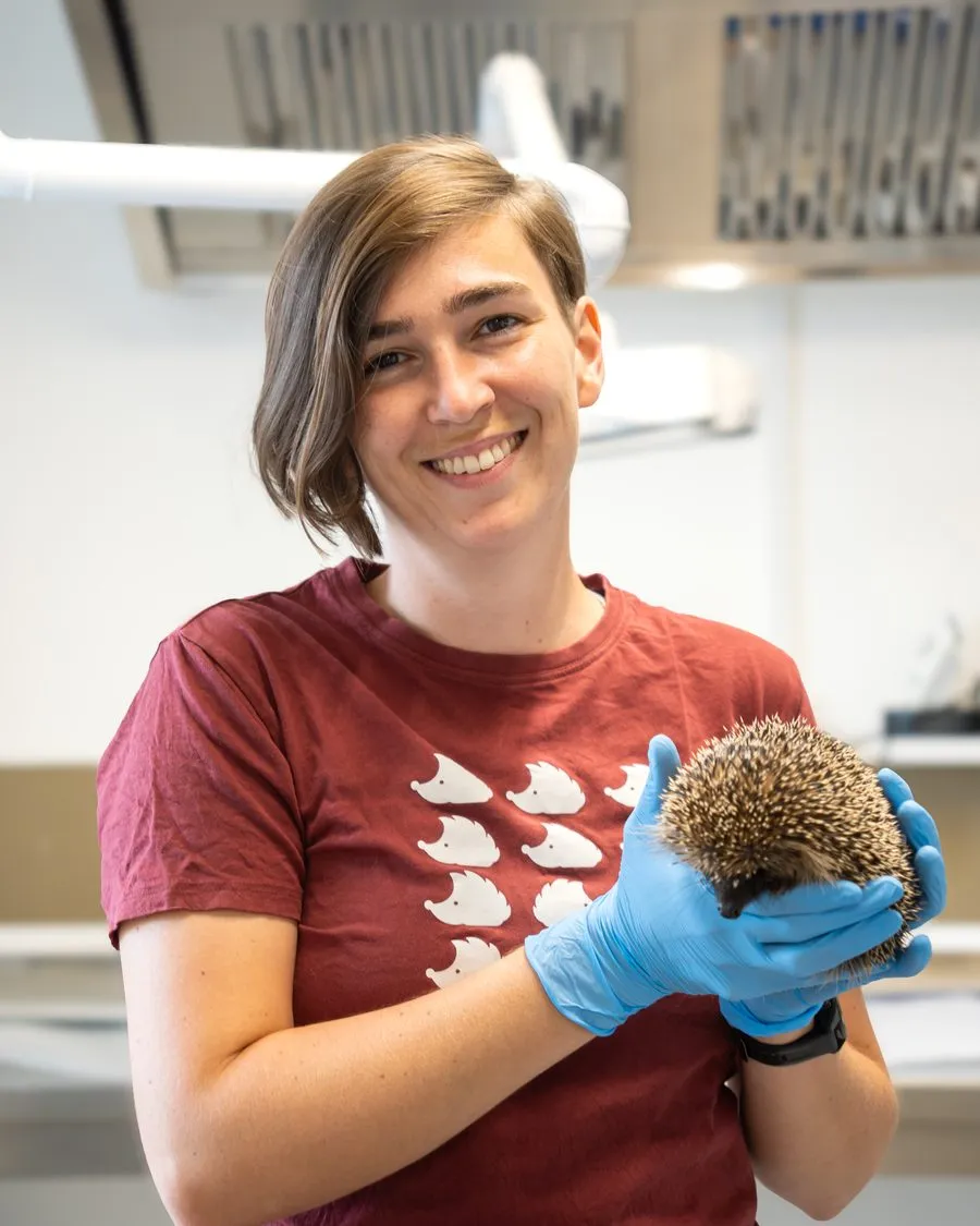 Porträt von Martina Schaffner mit einem Igel in den Händen